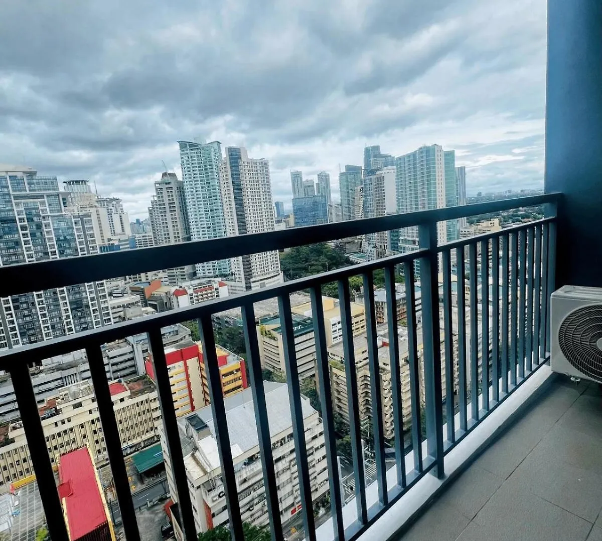 מנילה Modern Makati Condo With Parking & Cityscape Views דירה