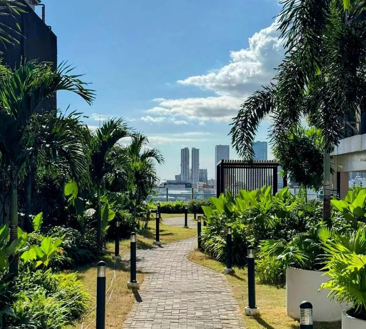 Apartment Modern Makati Condo With Parking & Cityscape Views Manila