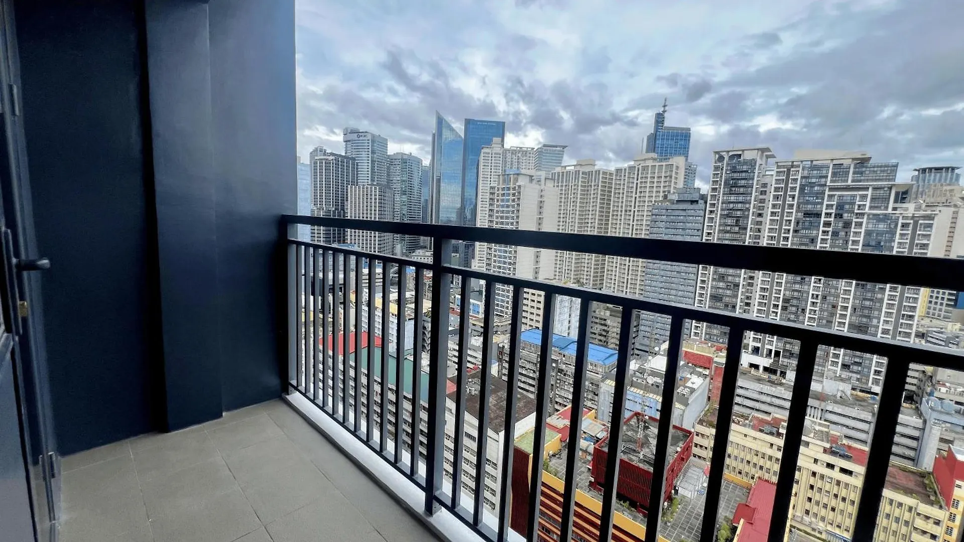 Modern Makati Condo With Parking & Cityscape Views Manila Philippines
